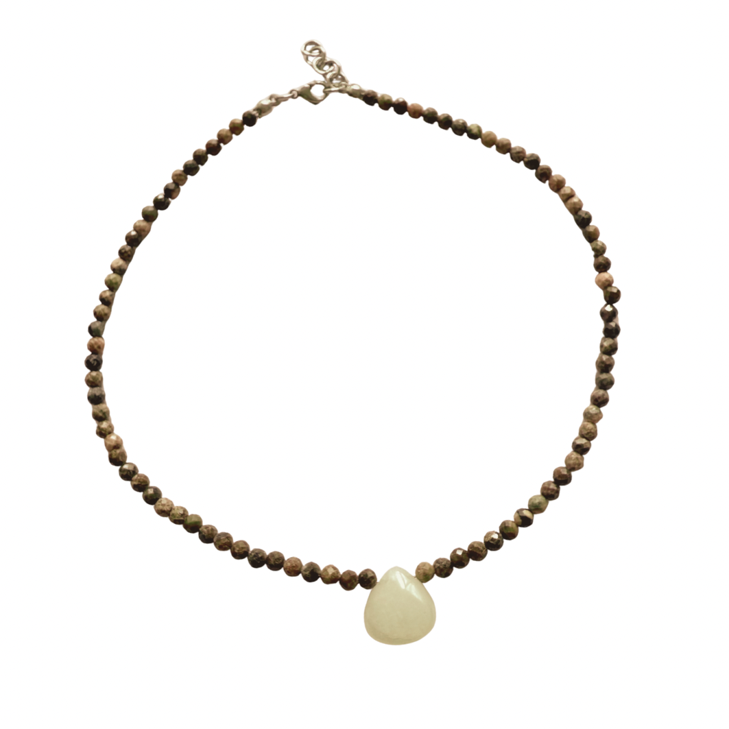 Collar Corazón Silente – Rodonita y Jade | Lazo De Tierra