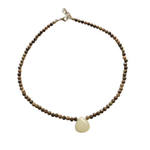 Collar Corazón Silente – Rodonita y Jade | Lazo De Tierra